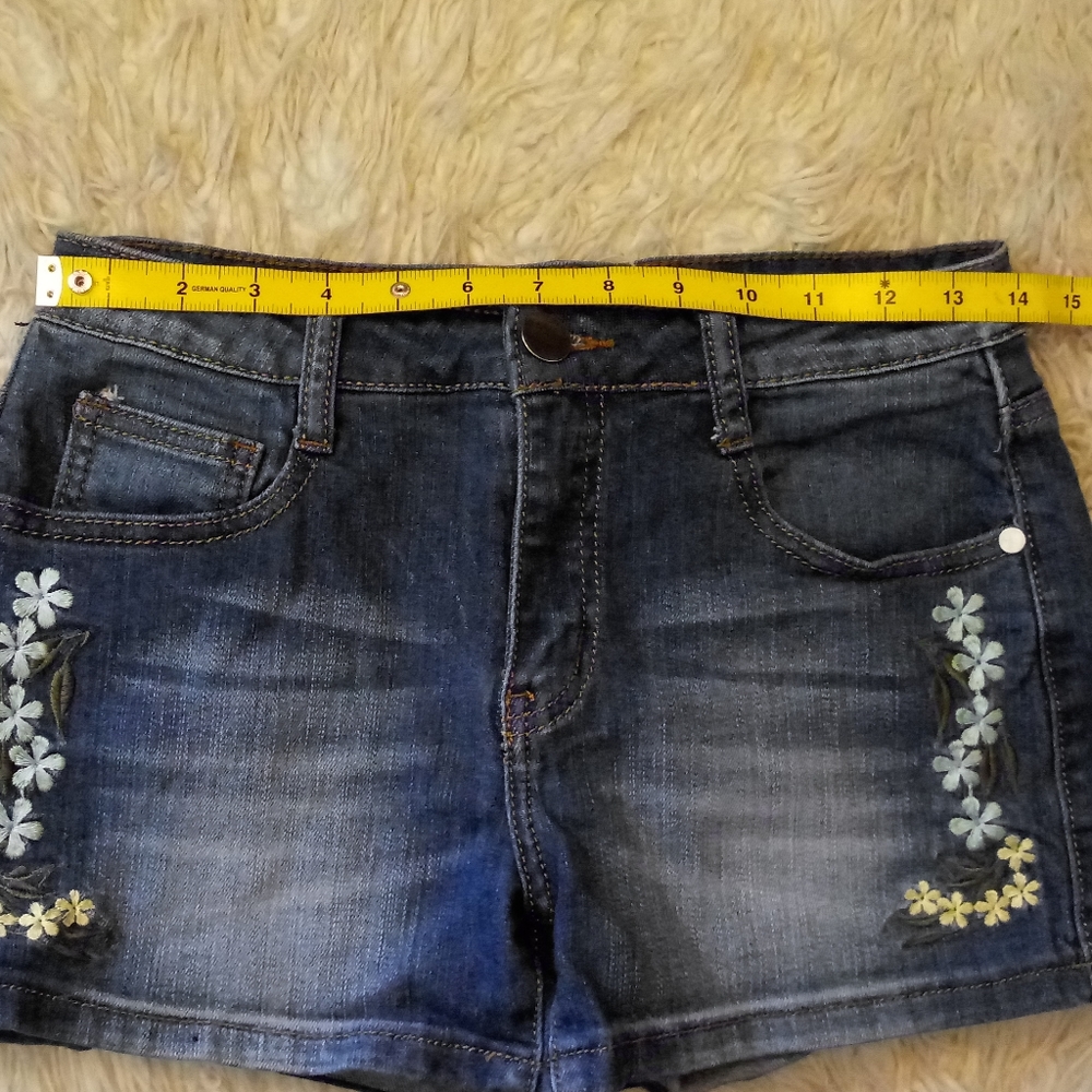 HERPER Floral Embroidered Jean Shorts Size 28 - Picture 5 of 7